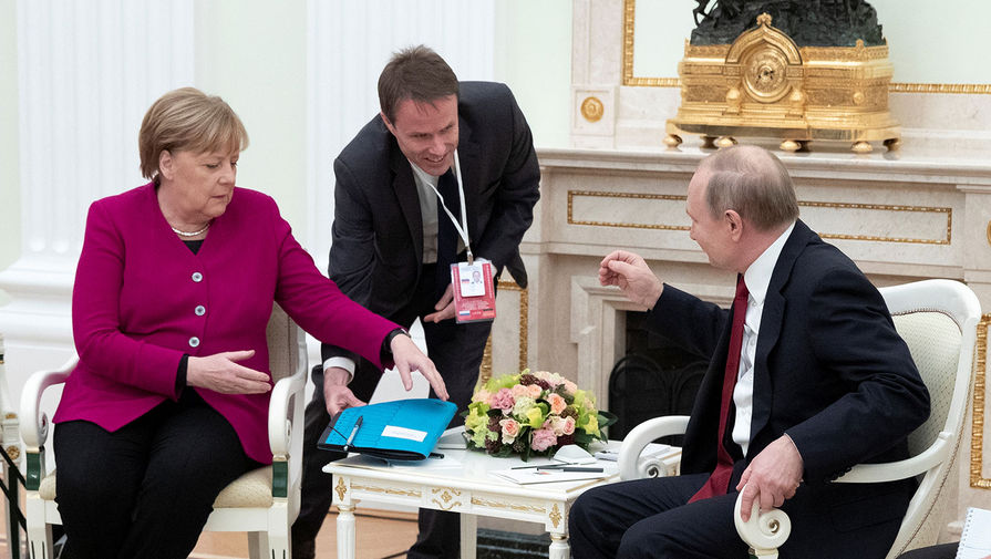 Путин и Меркель обсудили московскую встречу лидеров сторон конфликта в Ливии