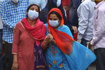 Родственники покойных во время массовой кремации жертв пандемии в Дели