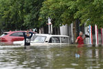 Жители города на одной из улиц Керчи после сильных ливней. В Крыму прошли сильные дожди, вызвавшие подтопления, 17 июня 2021 года