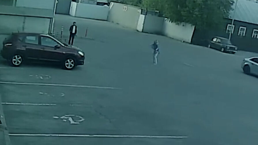 В Подмосковье угонщик незаметно сел в машину и отобрал ее у хозяйки под угрозой ножа