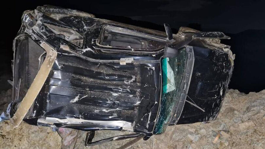 Автомобиль с людьми упал в пропасть в Приморье