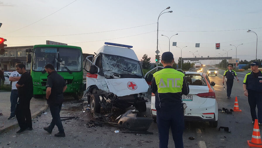 В ДТП с автобусом, каршерингом и скорой помощью пострадали шесть человек