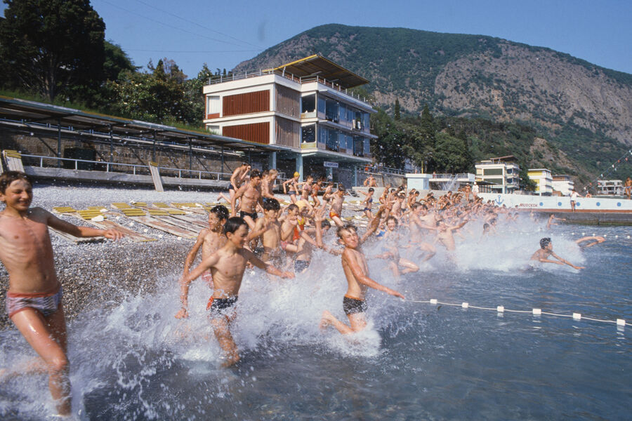 Дети, отдыхающие в&nbsp;лагере &laquo;Артек&raquo;, во время купания в&nbsp;Черном море, 1984&nbsp;год