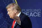 Президент США Дональд Трамп во время пресс-конференции с президентом РФ Владимиром Путиным на военной базе Эльмендорф, Аляска, 16 августа 2025 года