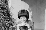 Итальянская актриса Клаудия Кардинале с восьмилетним сыном Патриком на своей вилле недалеко от Рима, 18 апреля 1967 года