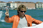 Джон Бон Джови во время путешествия на катере по Гранд-каналу в Венеции, 2000 год
