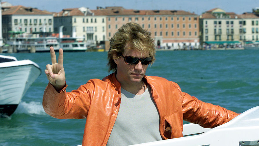 Джон Бон Джови во время путешествия на&nbsp;катере по&nbsp;Гранд-каналу в&nbsp;Венеции, 2000&nbsp;год
