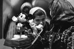 Советская девочка и телефон в виде Микки Мауса во время американской выставки в честь 200-летия независимости США в Москве, 1976 год
