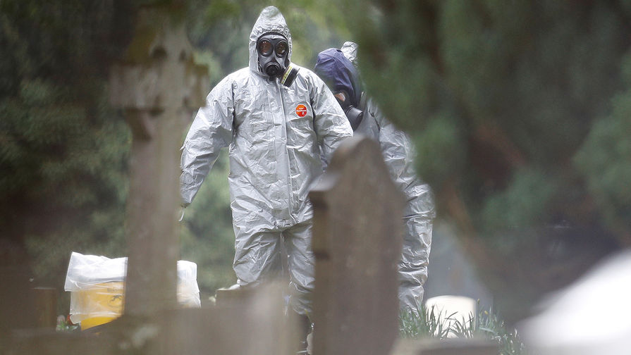 Специалисты около могилы Людмилы Скрипаль, отравленного в британском Солсбери полковника Сергея Скрипаля, март 2018 года
