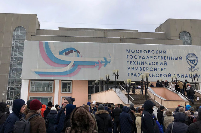 Во время эвакуации студентов и преподавателей МГТУ ГА, 5 февраля 2019 года