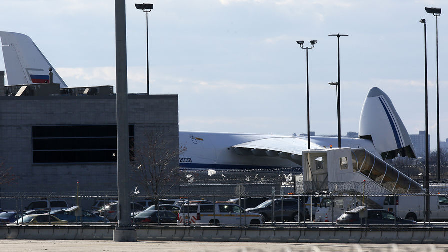 Российский самолет с медицинским оборудованием и масками в аэропорту Джона Кеннеди в Нью-Йорке, 1 апреля 2020 года