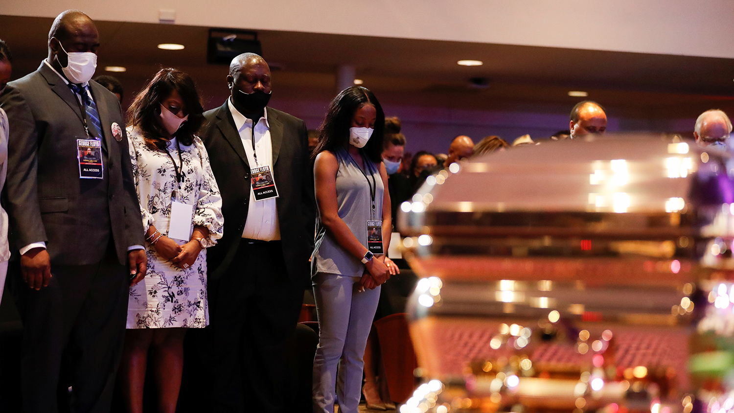 Члены семьи Джорджа Флойда во время церемонии прощания в Миннеаполисе, 4 июня 2020 года