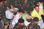 Солдаты и спасатели несут раненую женщину, 29 июня 1995 год