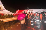 Спасательная операция в аэропорту города Кожикоде на месте крушения пассажирского самолета авиакомпании Air India Express после посадки, 7 августа 2020 года