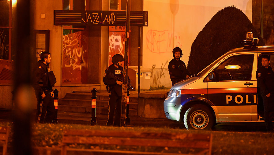 Полицейские на улице Вены в ночь после теракта, 3 ноября 2020 года