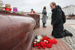 Стихийный мемориал в память о жертвах теракта в подмосковном «Крокус Сити Холле» у здания Администрации Калининграда, 23 марта 2024 года
