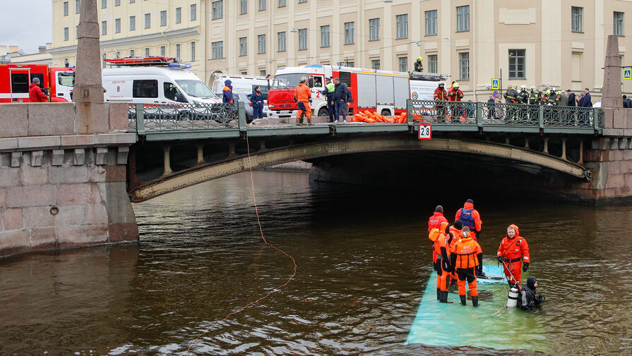 В Петербурге завершили спасательные работы на месте падения автобуса в реку