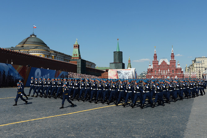 Военнослужащие парадных расчетов во время военного парада на Красной площади в честь 71-й годовщины Победы в Великой Отечественной войне 1941-1945 годов