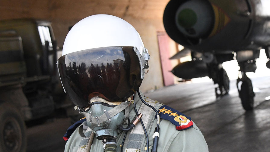Пилот сирийских военно-воздушных сил на аэродроме Шайрат 