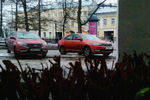 По-зимнему сероватые Lada XRAY и Skoda Rapid через по-зимнему сероватое окно кафе в центре Костромы