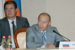 Президент России Владимир Путин и его помощник Сергей Приходько во время беседы глав государств-членов Евразийского экономического сообщества, 2006 год