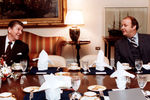 Президент Рональд Рейган и пресс-секретарь Белого дома Джеймс Брейди 