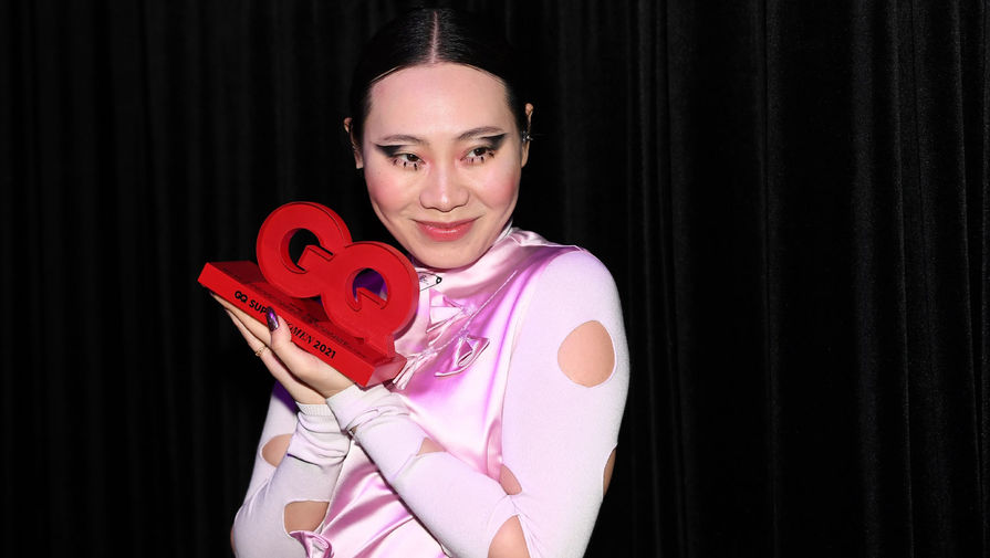 Режиссер, актриса и певица Ян Гэ, получившая премию GQ Super Women в номинации «Энергия и изящество» (La Scolca), на церемонии награждения в Москве, 2 апреля 2021 года