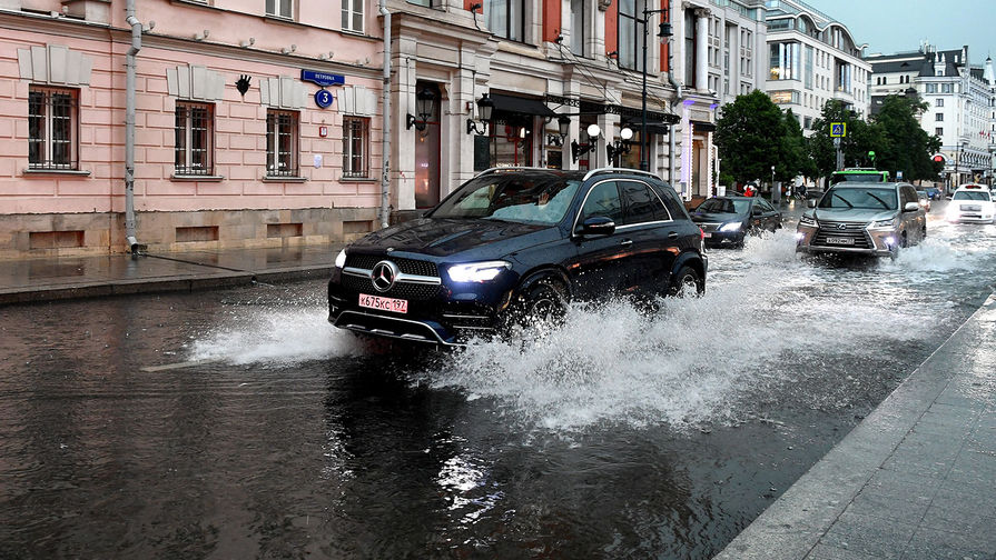Водителей предупредили о ливне с грозой и градом в Москве и области