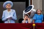 Елизавета II с членами королевской семьи на балконе Букингемского дворца в Лондоне, 2 июня 2022 года