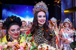 Победительница всероссийского конкурса «Миссис Россия - 2022» Нина Банная и президент конкурса Алла Маркина (справа налево) во время церемонии награждения