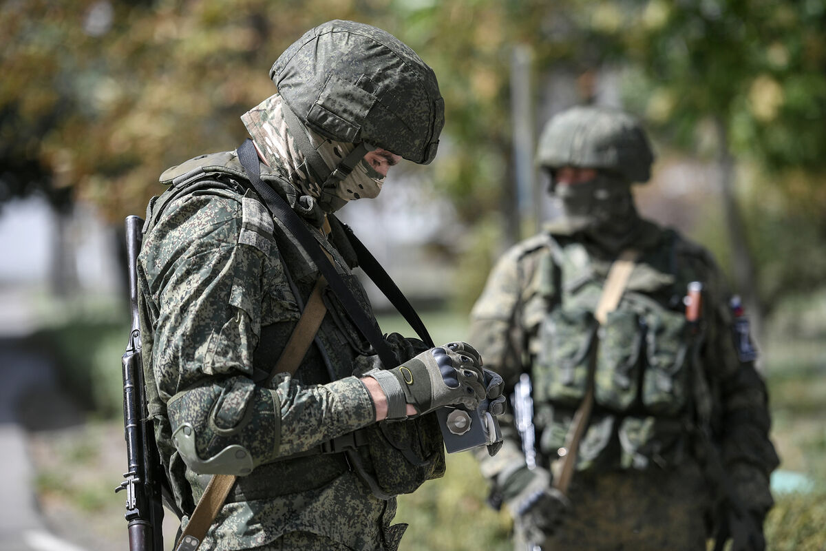 Мобилизованные военные осваивают вождение боевой техники и РХБ защиту в  Забайкалье - Газета.Ru | Новости