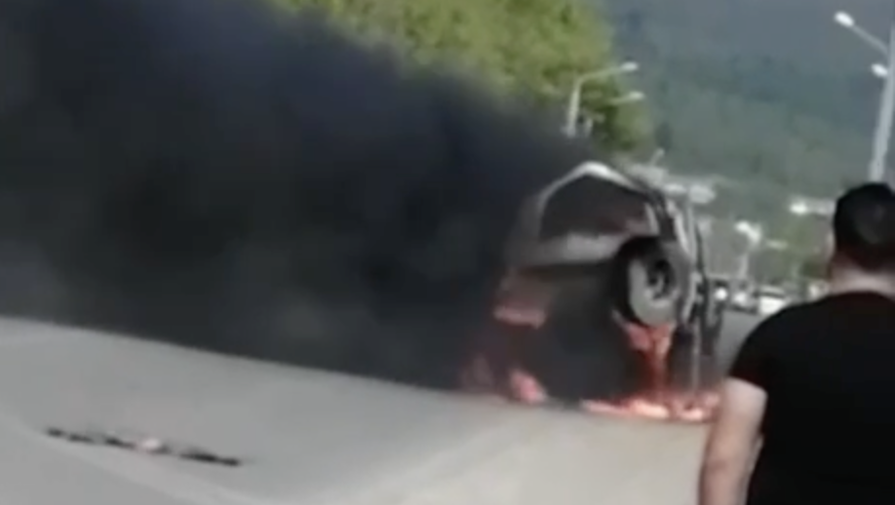 В Южно-Сахалинске автомобиль взорвался в пробке на дороге