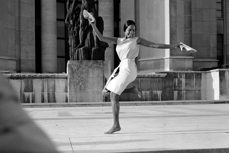 Актриса Леа Гарсия танцует у&nbsp;Дворца Шайо в&nbsp;Париже для&nbsp;программы &laquo;Кинопанорама&raquo;, 1960&nbsp;год 