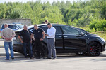 Следователи у машины экс-министра транспорта РФ Романа Старовойта на парковке в Одинцовском городском округе Московской области где было найдено его тело, 7 июля 2025 года