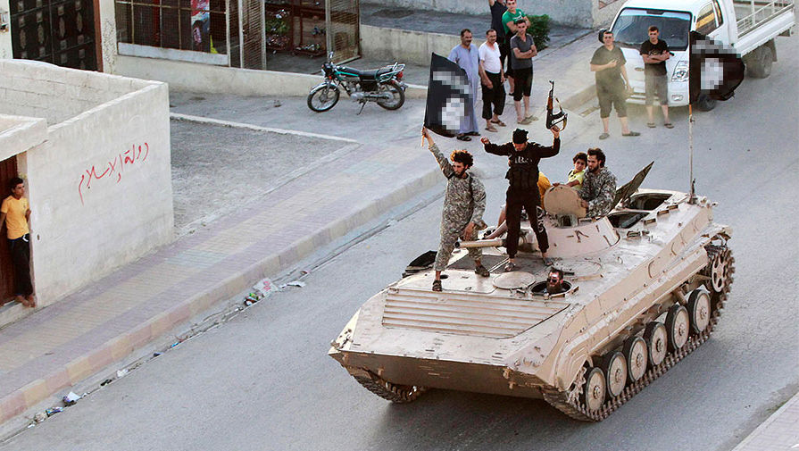 Военный парад террористов «Исламского государства» в сирийской провинции Ракка, июнь 2014 года