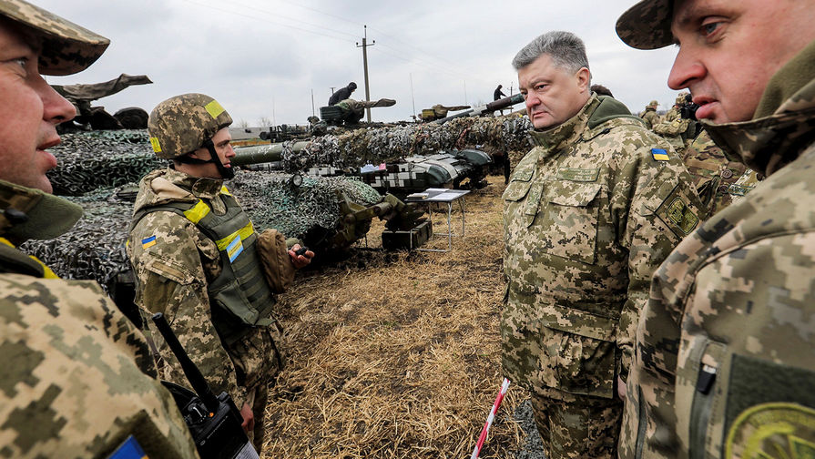 Ukrainian President Petro Poroshenko and Ukrainian armed forces chief of staff Viktor Muzhenko meet with servicemen of one of the tank units in Luhansk region, Ukraine, April 12, 2017. 