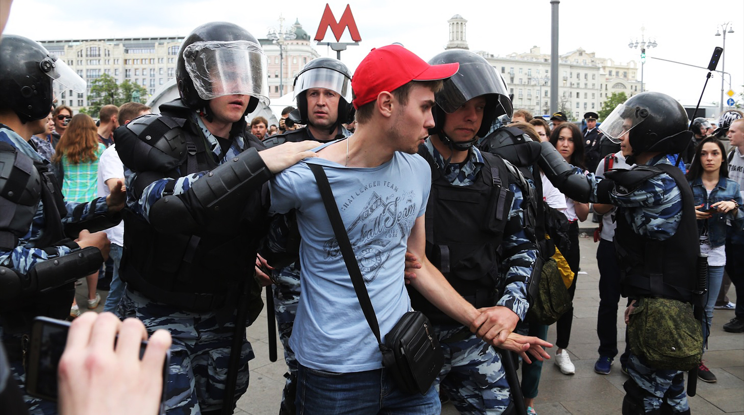 Задержание участника несанкционированного митинга на Тверской улице в Москве