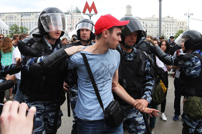 Задержание участника несанкционированного митинга на Тверской улице в Москве