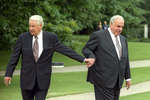 Президент России Борис Ельцин и канцлер ФРГ Гельмут Коль на прогулке по территории Ведомства федерального канцлера, 1998 год