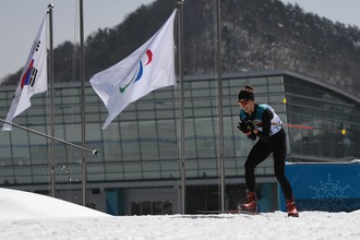 Российская биатлонистка Михалина Лысова на трассе гонки на дистанции 6 км в соревнованиях по биатлону среди слабовидящих