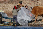 Северокорейский военнослужащий и местные жители на берегу реки Ялуцзян к северу от города Синыйджу, ноябрь 2017 года