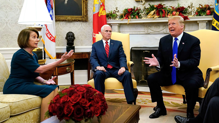 Лидер демократов в Палате представителей США Нэнси Пелоси, вице-президент Майк Пенс и президент Дональд Трамп во время встречи в Овальном кабинете Белого дома, декабрь 2018 года