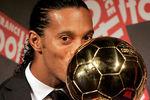 Роналдиньо c наградой «Золотой мяч», 2005 год