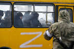Автобус с украинскими военнопленными на окраине Мариуполя, март 2022 года