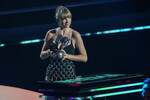 Певица Тейлор Свифт победила в номинациях «лучший поп-исполнитель», «лучший исполнитель», а также «лучшее видео» и «лучшее длинное видео» за 10-минутный клип на песню All Too Well