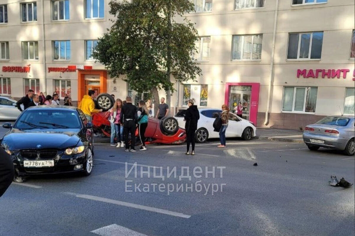 В Екатеринбурге во время аварии перевернувшаяся машина залетела на парковку  - Газета.Ru | Новости