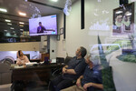 Люди в Тегеране следят за новостями о крушении вертолета президента Ирана Эбрахима Раиси