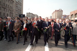 В центре шествия - лидер КПРФ Геннадий Зюганов, (слева направо) депутаты Государственной Думы Николай Рыжков, Анатолий Лукьянов. 1997 год.