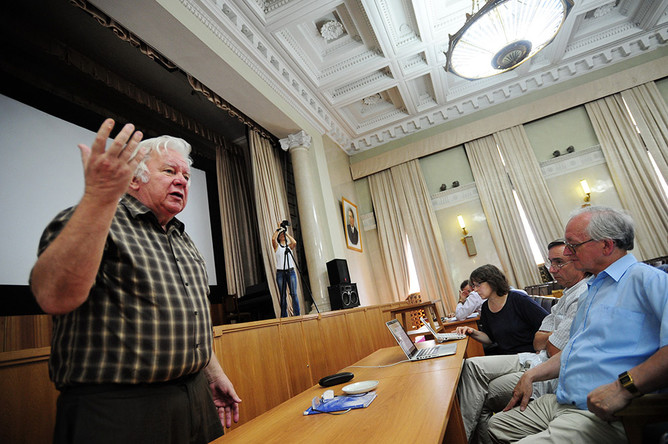 Академик РАН Владимир Захаров (слева) во время выступления на собрании членов Российской академии наук
