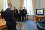 Премьер-министр Украины Арсений Яценюк смотрит пресс-конференцию Виктора Януковича